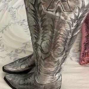 Fabulous Old Gringo boots. To the knee